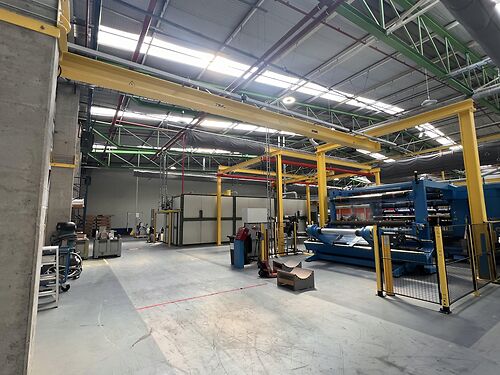 Magazijn met kantoren en buitenterrein in de Gentse haven, vlakbij de R4 te Gent (Desteldonk)