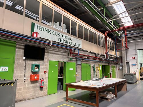 Magazijn met kantoren en buitenterrein in de Gentse haven, vlakbij de R4 te Gent (Desteldonk)