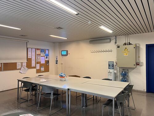 Magazijn met kantoren en buitenterrein in de Gentse haven, vlakbij de R4 te Gent (Desteldonk)