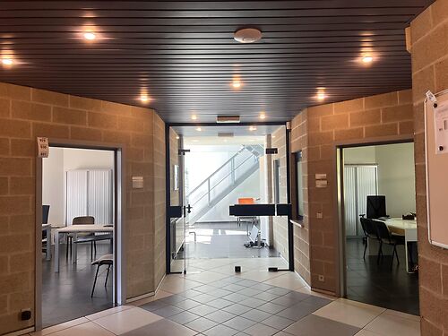 Magazijn met kantoren en buitenterrein in de Gentse haven, vlakbij de R4 te Gent (Desteldonk)