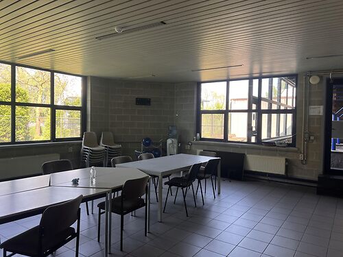 Magazijn met kantoren en buitenterrein in de Gentse haven, vlakbij de R4 te Gent (Desteldonk)