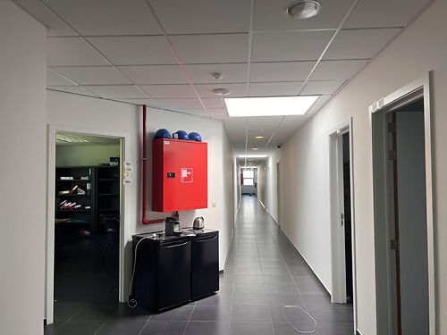 Magazijn met kantoren en buitenterrein in de Gentse haven, vlakbij de R4 te Gent (Desteldonk)