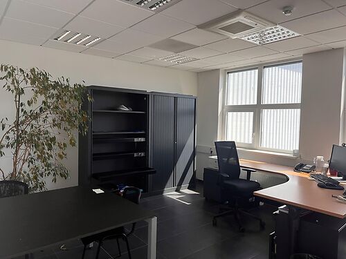 Magazijn met kantoren en buitenterrein in de Gentse haven, vlakbij de R4 te Gent (Desteldonk)