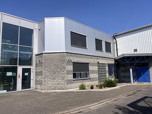 Magazijn met kantoren en buitenterrein in de Gentse haven, vlakbij de R4 te Gent (Desteldonk)