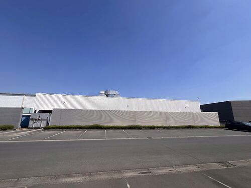 Magazijn met kantoren en buitenterrein in de Gentse haven, vlakbij de R4 te Gent (Desteldonk)