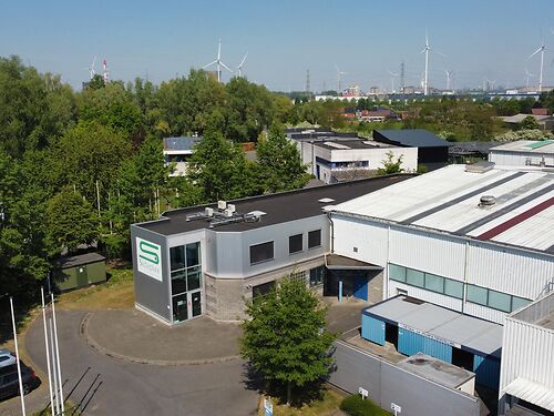 Magazijn met kantoren en buitenterrein in de Gentse haven, vlakbij de R4 te Gent (Desteldonk)