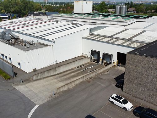 Magazijn met kantoren en buitenterrein in de Gentse haven, vlakbij de R4 te Gent (Desteldonk)