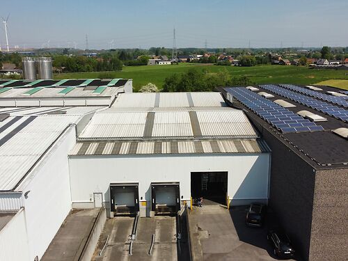 Magazijn met kantoren en buitenterrein in de Gentse haven, vlakbij de R4 te Gent (Desteldonk)