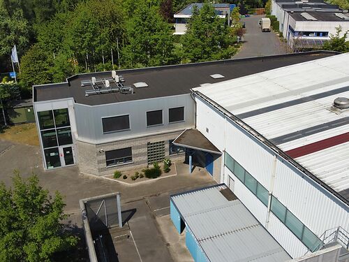 Magazijn met kantoren en buitenterrein in de Gentse haven, vlakbij de R4 te Gent (Desteldonk)