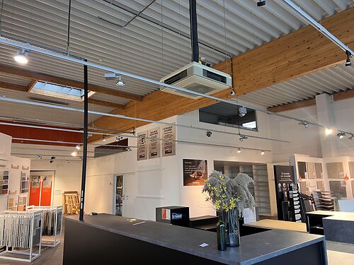 Handelsruimte vlakbij de E40 en R4 te Gent (Sint-Denijs-Westrem)