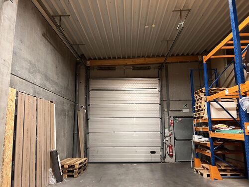 Handelsruimte vlakbij de E40 en R4 te Gent (Sint-Denijs-Westrem)