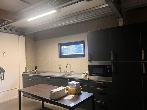 Handelsruimte vlakbij de E40 en R4 te Gent (Sint-Denijs-Westrem)