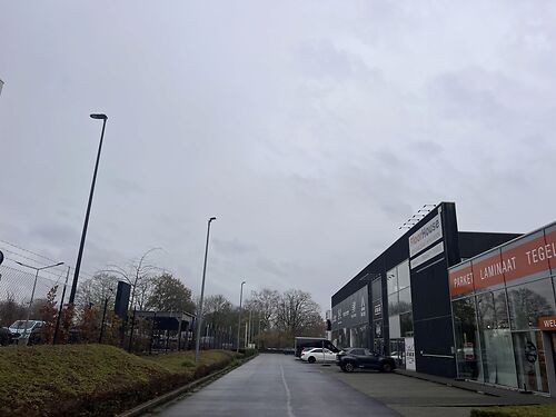 Handelsruimte vlakbij de E40 en R4 te Gent (Sint-Denijs-Westrem)