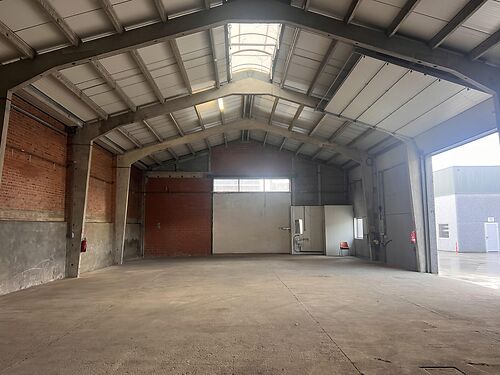 Magazijn vlakbij de R8 te Wevelgem (Kortrijk)