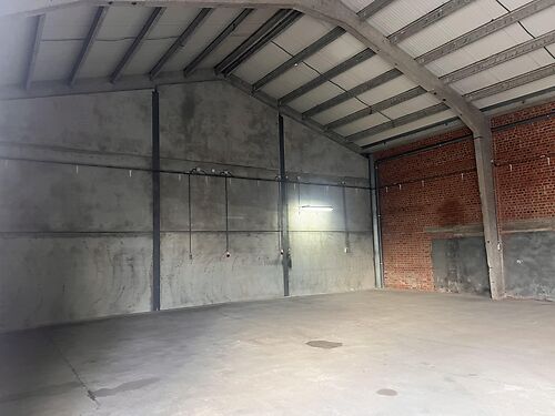 Magazijn vlakbij de R8 te Wevelgem (Kortrijk)