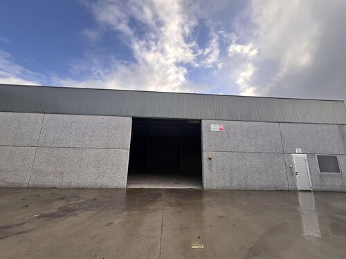 Magazijn vlakbij de R8 te Wevelgem (Kortrijk)