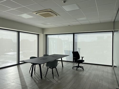 Modern kantoor in bedrijfsgebouw te Deinze (industriezone "De Tonne")