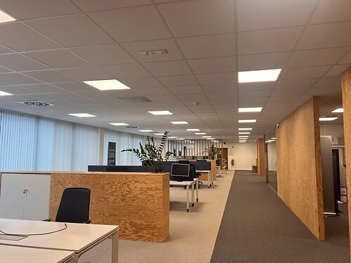 Bemeubeld kantoor in Westrem Building, vlakbij de E40 te Sint-Denijs-Westrem (Gent)