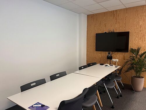 Bemeubeld kantoor in Westrem Building, vlakbij de E40 te Sint-Denijs-Westrem (Gent)