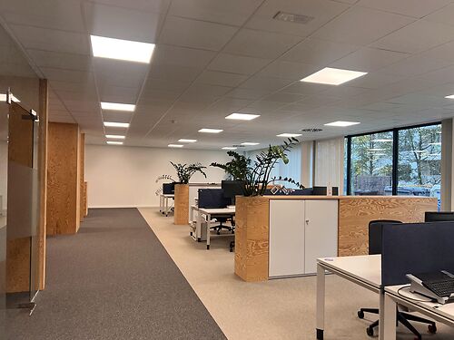 Bemeubeld kantoor in Westrem Building, vlakbij de E40 te Sint-Denijs-Westrem (Gent)