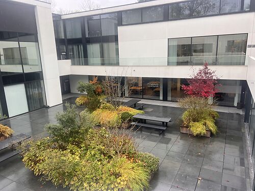 Bemeubeld kantoor in Westrem Building, vlakbij de E40 te Sint-Denijs-Westrem (Gent)