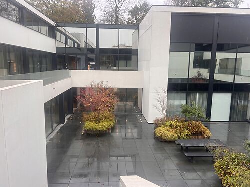 Bemeubeld kantoor in Westrem Building, vlakbij de E40 te Sint-Denijs-Westrem (Gent)