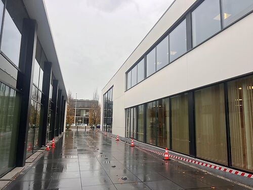 Bemeubeld kantoor in Westrem Building, vlakbij de E40 te Sint-Denijs-Westrem (Gent)