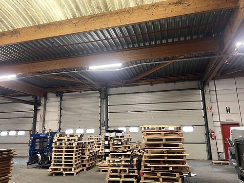 Strategisch gelegen magazijn met kantoor, tussen Gent en Brugge, te Oostkamp vlakbij de E40