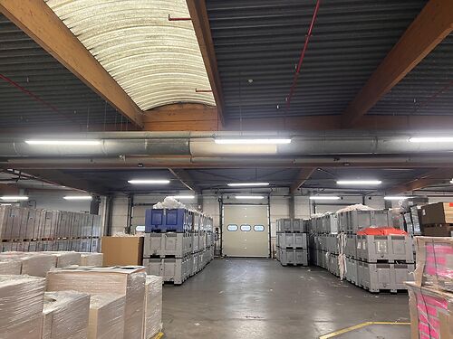 Strategisch gelegen magazijn met kantoor, tussen Gent en Brugge, te Oostkamp vlakbij de E40