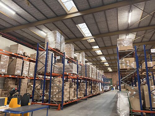 Magazijn vlakbij de R8 te Gullegem