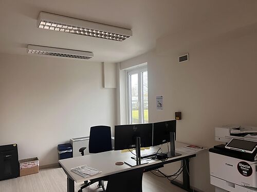 Kantoren vlakbij de R8 te Gullegem