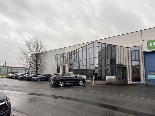 Magazijn met kantoren vlakbij de R8 te Gullegem