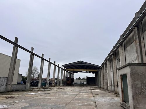 Magazijn met kantoor en buitenterrein te Aalter