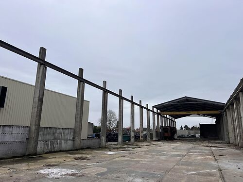 Magazijn met kantoor en buitenterrein te Aalter