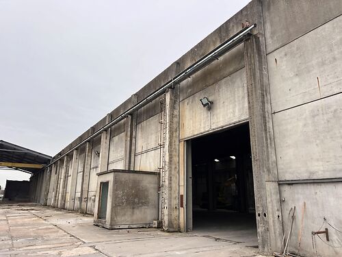 Magazijn met kantoor en buitenterrein te Aalter