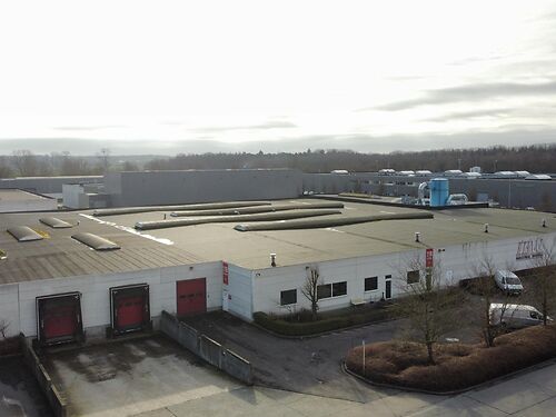 Strategisch gelegen magazijn met kantoor, tussen Gent en Brugge, te Oostkamp vlakbij de E40