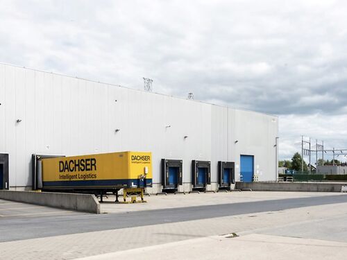 Logistiek magazijn met kantoren in industriezone te Zele