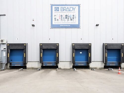 Logistiek magazijn met kantoren in industriezone te Zele