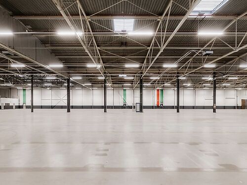 Logistiek magazijn met kantoren in industriezone te Zele