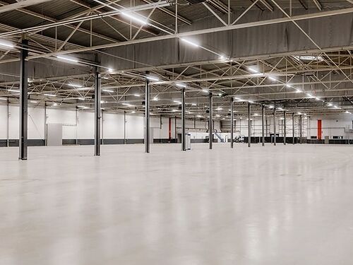 Logistiek magazijn met kantoren in industriezone te Zele