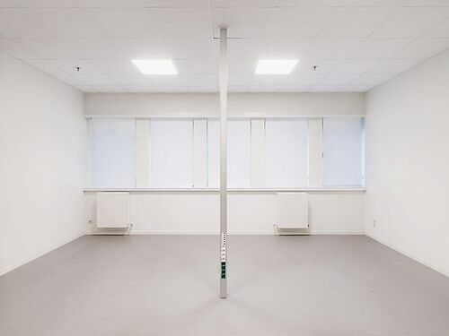 Logistiek magazijn met kantoren in industriezone te Zele