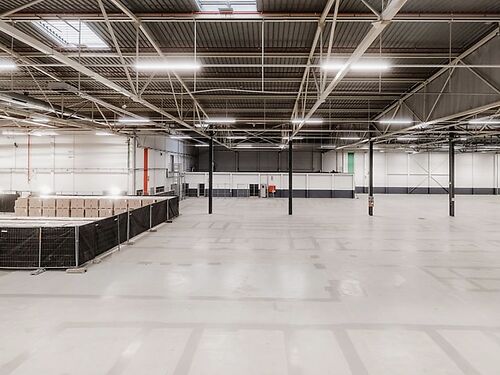 Logistiek magazijn met kantoren in industriezone te Zele