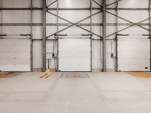 Logistiek magazijn met kantoren in industriezone te Zele