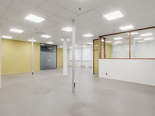 Logistiek magazijn met kantoren in industriezone te Zele