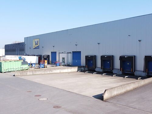 Logistiek magazijn met kantoren in industriezone te Zele