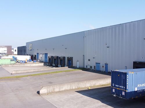 Logistiek magazijn met kantoren in industriezone te Zele