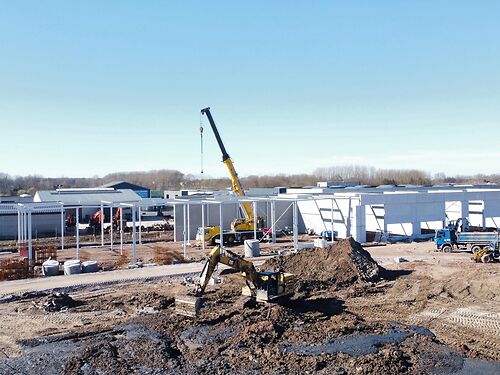 Nieuwbouw magazijn in KMO-park Heiplas langs de N442 te Lede