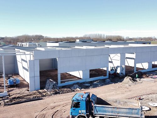 Nieuwbouw magazijn in KMO-park Heiplas langs de N442 te Lede