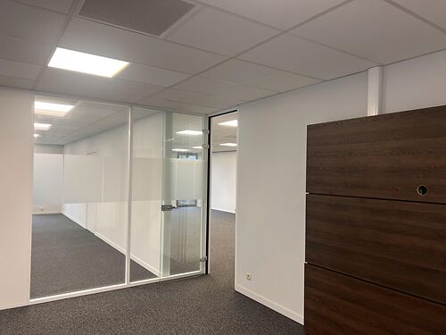 Stijlvolle kantoren in het businesspark te Sint-Martens-Latem, met vlotte verbinding via E17 en E40
