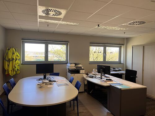 Site bestaande uit magazijnen en kantoren met mogelijkheid tot herontwikkeling in Komen, vlakbij de Franse grens